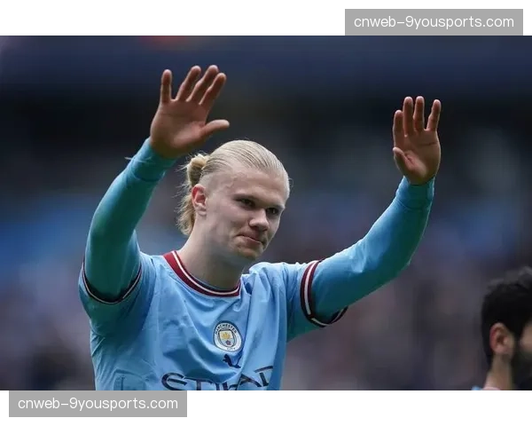 哈兰德完成帽子戏法后，向看台上庆祝的父亲挥手致意