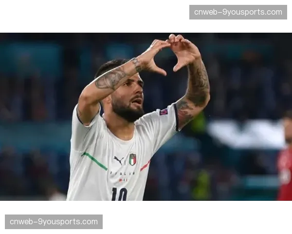 终场哨响，土耳其老将艾达跪地亲吻主场 logo