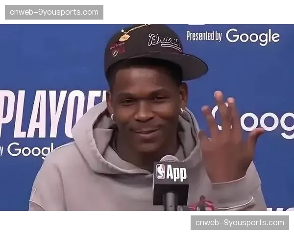 镜头捕捉：爱德华兹隔扣后向场边观众展示肌肉，引发主场沸腾