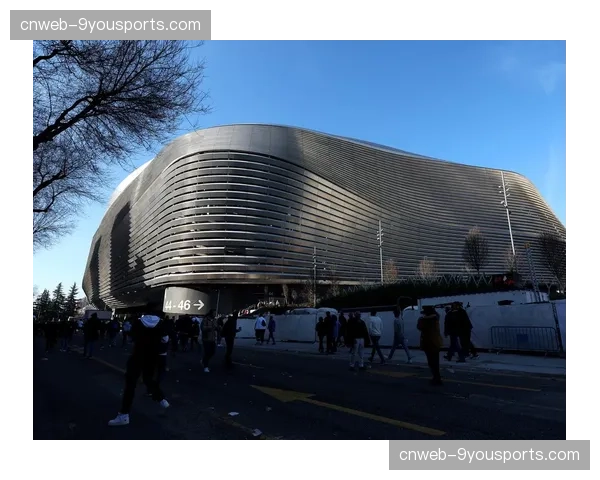 伯纳乌球场完成智能照明系统升级,旨在优化夜间比赛转播画面与数据分析 伯纳乌球场完成智能照明系统升级,旨在优化夜间比赛转播画面与数据分析