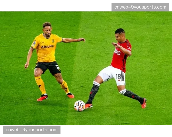 特写镜头:狼队前锋突破至底线,观察肋部后点包抄队友 特写镜头:狼队前锋突破至底线,观察肋部后点包抄队友